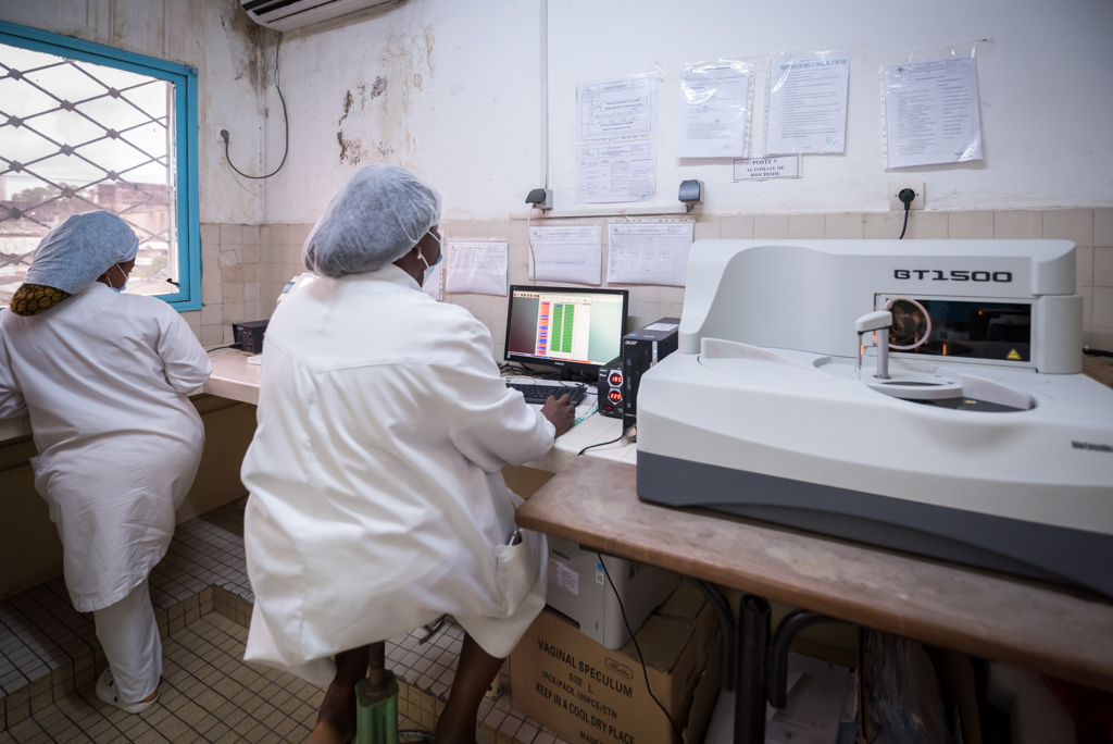 Integrasi Alat Laboratory Analyzer